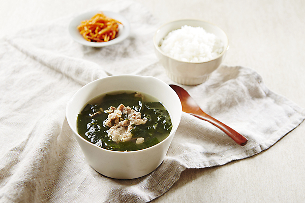 포토 JPG 밥 반찬 사람없음 아웃포커스 상차림 무생채 미역국 소고기미역국 베이지색배경 국내포토 음식 백그라운드 촬영기법 국 베이지색 파일형식