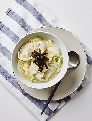 포토 음식 백그라운드 알 흰색 파 만두국 파일형식 흰배경 떡만두국 떡 만두 대파 계란 JPG 사람없음 국내포토