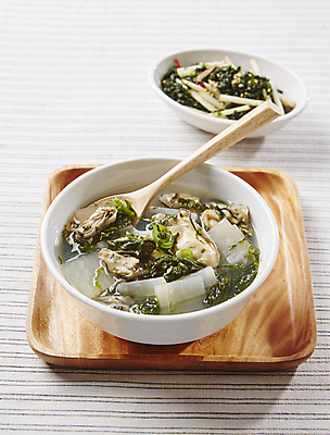 포토 JPG 회색배경 사람없음 굴 무 파래 굴국 파래무침 파래굴국 국내포토 백그라운드 어패류 뿌리채소 회색 해조류 국 무침 파일형식