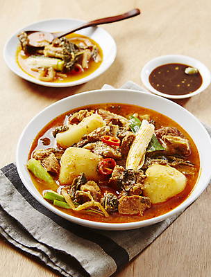 포토 JPG 감자 돼지고기 사람없음 아웃포커스 감자탕 들깨 우거지 우거지해장국 베이지색배경 국내포토 음식 백그라운드 채소 촬영기법 육류 깨 베이지색 해장국 파일형식