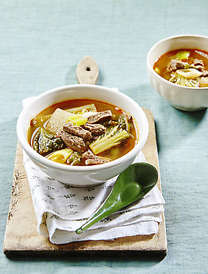 포토 JPG 사람없음 소고기 파란배경 소고기국 해장국 봄동 봄동국 국내포토 한식 백그라운드 채소 육류 파란색 국 국물 파일형식