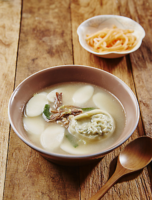 포토 JPG 사람없음 떡국 떡만두국 무생채 나무배경 국내포토 한식 백그라운드 전통음식 만두국 파일형식