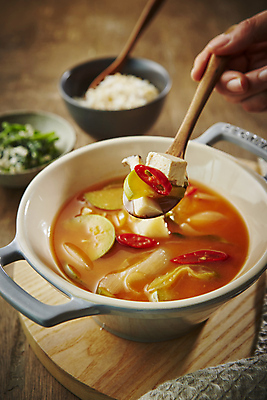 포토 JPG 손 밥 들기 아웃포커스 신체부위 숟가락 홍고추 두부 된장국 나무배경 국내포토 음식 백그라운드 모션 고추 촬영기법 수저 사람 국 파일형식