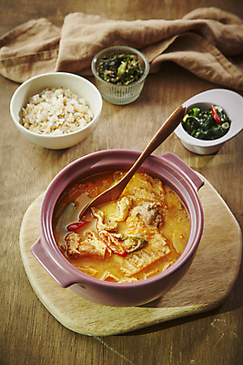 포토 JPG 밥 반찬 돼지고기 사람없음 배추 국 들깨 나무배경 국내포토 음식 백그라운드 채소 육류 깨 파일형식