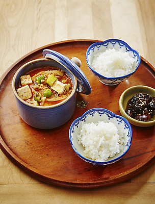 포토 JPG 밥 반찬 돼지고기 사람없음 상차림 된장찌개 나무쟁반 나무배경 국내포토 한식 음식 백그라운드 쟁반 육류 목재 찌개 파일형식