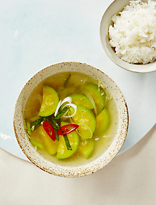 포토 JPG 밥 사람없음 국 홍고추 애호박 베이지색배경 애호박국 국내포토 음식 백그라운드 고추 호박 베이지색 파일형식