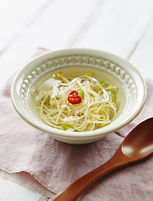 포토 JPG 사람없음 흰배경 홍고추 콩나물 냉국 콩나물국 국내포토 백그라운드 채소 고추 흰색 국 나물 국물 파일형식