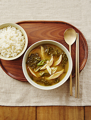 포토 JPG 밥 사람없음 근대 표고버섯 된장국 갈색배경 나무배경 근대버섯국 국내포토 음식 백그라운드 채소 갈색 버섯 국 파일형식