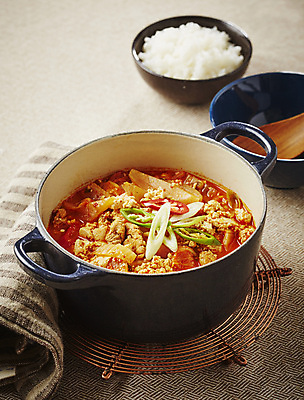 포토 JPG 한식 고추 밥 돼지고기 사람없음 찌개 대파 베이지색배경 돼지고기김치찌개 국내포토 음식 백그라운드 채소 육류 파 김치찌개 베이지색 파일형식