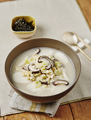 포토 JPG 사람없음 떡국 표고버섯 나무배경 국내포토 한식 백그라운드 버섯 전통음식 파일형식