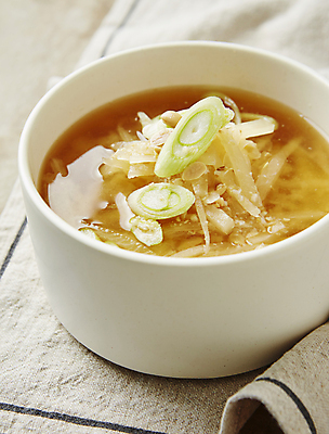 포토 JPG 사람없음 무 국 대파 된장국 무국 국내포토 음식 뿌리채소 국물 파 파일형식