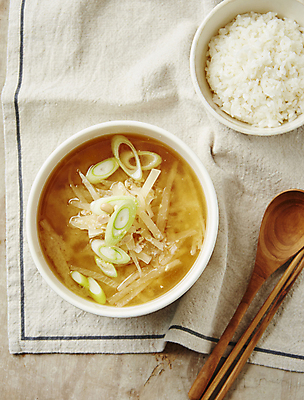 포토 JPG 밥 사람없음 무 국 대파 된장국 베이지색배경 국내포토 음식 백그라운드 뿌리채소 파 베이지색 파일형식