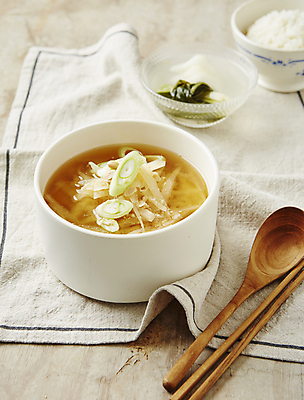 포토 음식 백그라운드 뿌리채소 국 파 베이지색 파일형식 베이지색배경 무 된장국 대파 밥 JPG 사람없음 국내포토