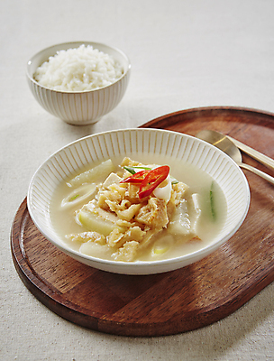 포토 한식 음식 백그라운드 고추 흰색 국 파일형식 흰배경 밥 북엇국 북어 해장국 홍고추 JPG 사람없음 국내포토