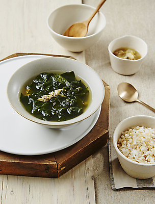 포토 JPG 밥 사람없음 미역국 바지락 조갯살 베이지색배경 국내포토 음식 백그라운드 조개 국 베이지색 파일형식