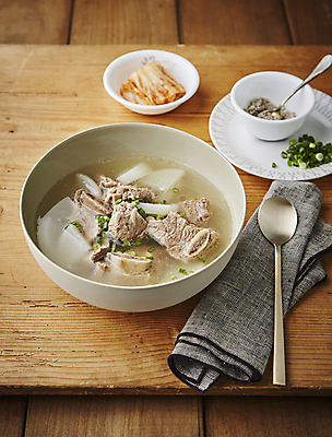 포토 JPG 사람없음 무 갈비탕 소갈비 소고기뭇국 나무배경 국내포토 한식 백그라운드 뿌리채소 소고기 탕 국 파일형식