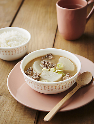 포토 음식 백그라운드 뿌리채소 육류 국 국물 파일형식 밥 나무배경 소고기뭇국 무 된장국 소고기 JPG 사람없음 무국 국내포토