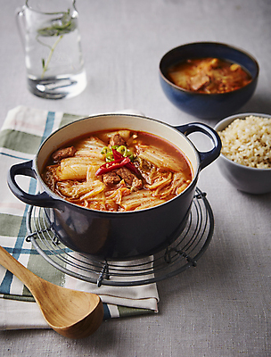 포토 음식 백그라운드 촬영기법 육류 회색 찌개 파일형식 아웃포커스 밥 회색배경 김치찌개 소고기 JPG 사람없음 한식 국내포토