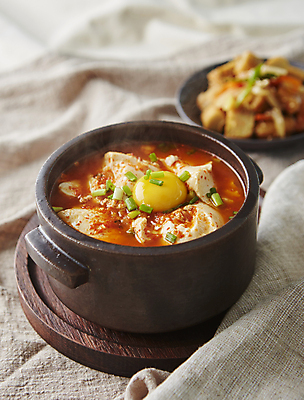 포토 JPG 사람없음 아웃포커스 계란 찌개 노른자 쪽파 순두부 순두부찌개 국내포토 음식 촬영기법 알 파 파일형식