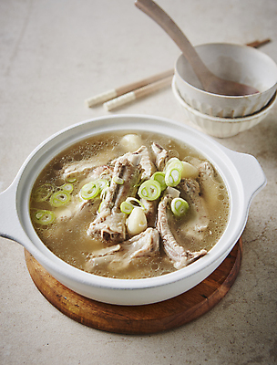 포토 한식 음식 백그라운드 회색 탕 파 파일형식 회색배경 등갈비 대파 갈비탕 국물 JPG 사람없음 국내포토