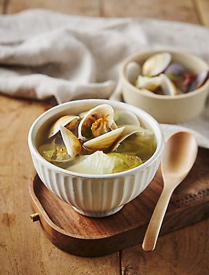 포토 JPG 조개 사람없음 아웃포커스 국 모시조개 나무배경 알배추 국내포토 음식 백그라운드 어패류 촬영기법 배추 파일형식