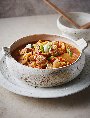 포토 JPG 한식 회색배경 돼지고기 사람없음 돼지고기김치찌개 국내포토 음식 백그라운드 육류 회색 김치찌개 파일형식