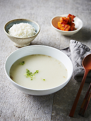 포토 음식 백그라운드 김치 육류 회색 탕 국물 파일형식 회색배경 사골탕 사골국 곰탕 사골 깍두기 밥 JPG 사람없음 한식 국내포토