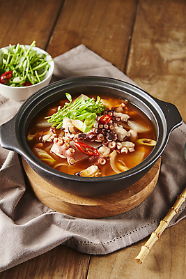 포토 백그라운드 채소 고추 연체동물 수중동물 탕 파일형식 나무배경 문어 매운탕 해산물 미나리 홍고추 JPG 사람없음 국내포토