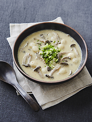 포토 JPG 회색배경 사람없음 떡국 느타리버섯 들깨 조랭이떡 국내포토 한식 백그라운드 떡 버섯 회색 전통음식 깨 파일형식