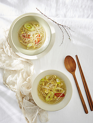 포토 JPG 사람없음 흰배경 콩나물 대파 냉국 콩나물국 국내포토 백그라운드 채소 흰색 국 나물 국물 파 파일형식