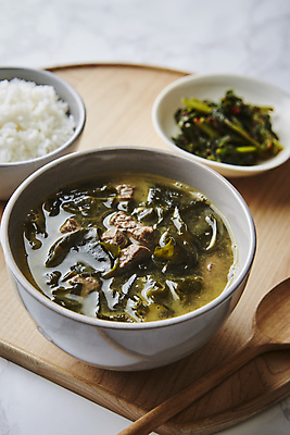 포토 음식 백그라운드 촬영기법 육류 회색 국 미역국 파일형식 밥 아웃포커스 회색배경 소고기미역국 소고기 JPG 사람없음 국내포토