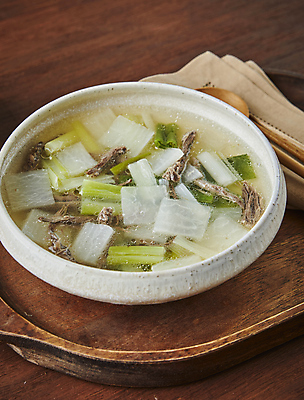 포토 JPG 사람없음 소고기 무 대파 소고기뭇국 나무배경 국내포토 백그라운드 뿌리채소 육류 국 파 파일형식