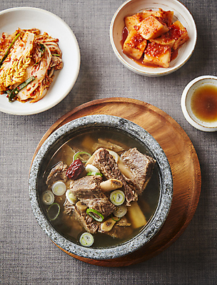 포토 JPG 한식 회색배경 김치 사람없음 상차림 깍두기 갈비탕 국내포토 음식 백그라운드 회색 탕 파일형식