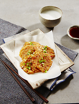 포토 JPG 한식 회색배경 사람없음 오징어 부침개 쪽파 김치전 국내포토 음식 백그라운드 연체동물 수중동물 회색 전 파 파일형식
