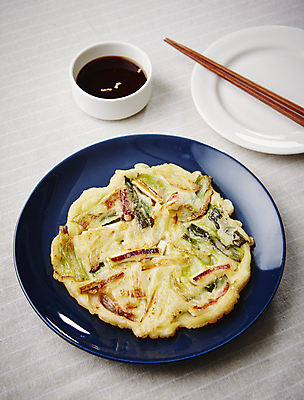 포토 JPG 회색배경 사람없음 오징어 간장 부침 해물파전 국내포토 음식 백그라운드 연체동물 수중동물 회색 양념 파전 파일형식