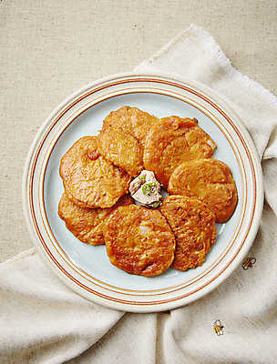 포토 JPG 한식 반찬 김치 사람없음 참치 부침 김치전 베이지색배경 국내포토 음식 백그라운드 어류 전 베이지색 파일형식