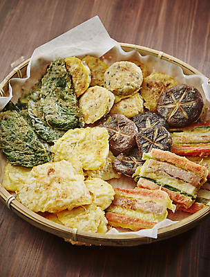 포토 JPG 사람없음 추석 동그랑땡 명절음식 꼬치전 대나무소쿠리 동태전 모듬전 표고전 나무배경 깻잎전 국내포토 명절 음식 백그라운드 전 파일형식