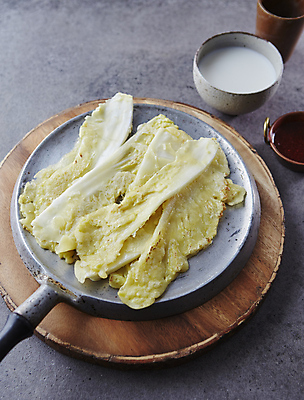 포토 JPG 회색배경 사람없음 막걸리 배추전 국내포토 백그라운드 주류 회색 전 파일형식