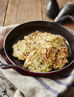 포토 JPG 사람없음 아웃포커스 프라이팬 전 부침 해물파전 나무배경 국내포토 음식 백그라운드 주방용품 촬영기법 파전 파일형식