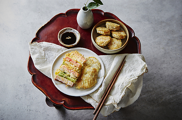 포토 JPG 회색배경 사람없음 상차림 동그랑땡 간장 교자상 꼬치전 동태전 모듬전 국내포토 백그라운드 탁자 회색 양념 전 파일형식