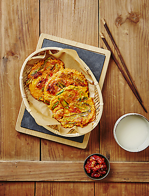 포토 JPG 한식 김치 사람없음 부침개 막걸리 김치전 나무배경 국내포토 음식 백그라운드 주류 전 파일형식