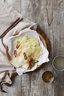 포토 JPG 사람없음 전 홍고추 부침개 배추전 청양고추 나무배경 국내포토 한식 음식 백그라운드 고추 파일형식