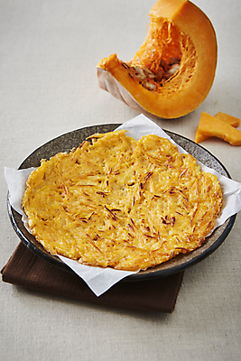 포토 JPG 회색배경 사람없음 부침개 늙은호박 호박전 국내포토 한식 백그라운드 호박 회색 전 파일형식