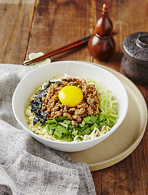 포토 JPG 사람없음 라면 김 부추 노른자 대파 김가루 비빔라면 일본음식 다짐육 나무배경 국내포토 음식 백그라운드 채소 육류 계란 면류 해조류 김_해조류 가루 파 파일형식