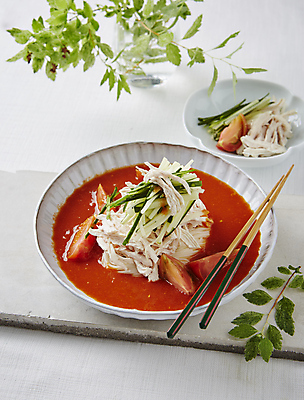 포토 JPG 토마토 오이 사람없음 고명 흰배경 토마토소스 육수 닭가슴살 초계국수 국내포토 백그라운드 채소 닭고기 흰색 소스_음식 국수 파일형식