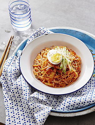 포토 JPG 한식 회색배경 김치 오이 사람없음 계란 매움 비빔국수 국내포토 음식 백그라운드 채소 알 회색 맛 국수 파일형식