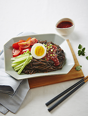 포토 JPG 방울토마토 오이 사람없음 계란 고추장 흰배경 막국수 비빔국수 초고추장 국내포토 백그라운드 토마토 채소 알 흰색 양념 국수 파일형식