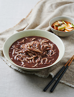 포토 JPG 한식 회색배경 사람없음 나박김치 팥칼국수 국내포토 음식 백그라운드 김치 회색 파일형식