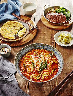 포토 JPG 사람없음 상차림 짬뽕 녹두전 떡갈비 양파장아찌 오이피클 나무배경 국내포토 음식 백그라운드 전 피클 장아찌 파일형식