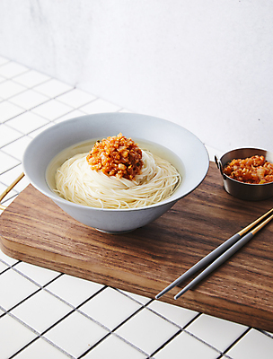 포토 JPG 한식 김치 사람없음 고명 흰배경 잔치국수 국내포토 음식 백그라운드 흰색 국수 파일형식